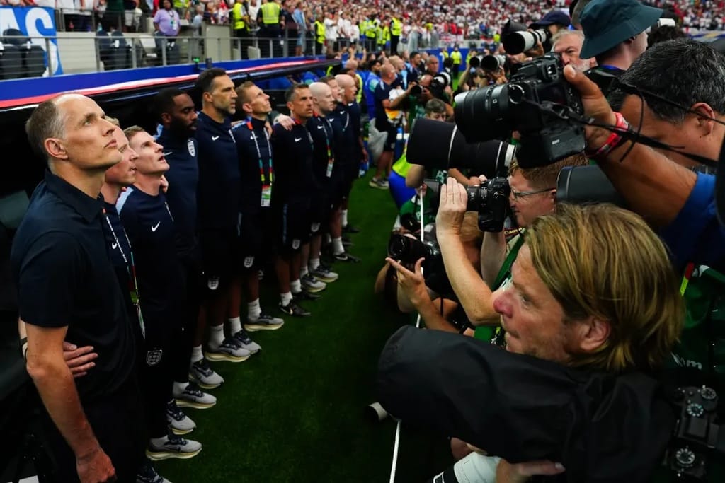 图赫尔抨击国歌时摄影师站位被挡视线，FIFA紧急调整遭质疑