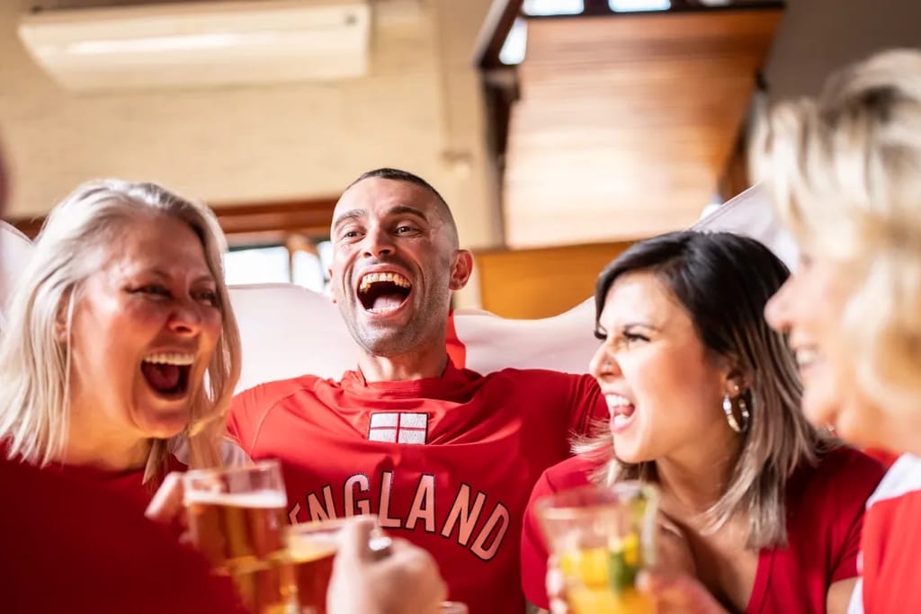 深夜东伦敦酒吧看世界杯：闷热、暴躁与“坚持防线！”