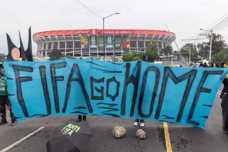 墨城世足开幕地爆发抗议 示威者高举“Fifa go home”横幅